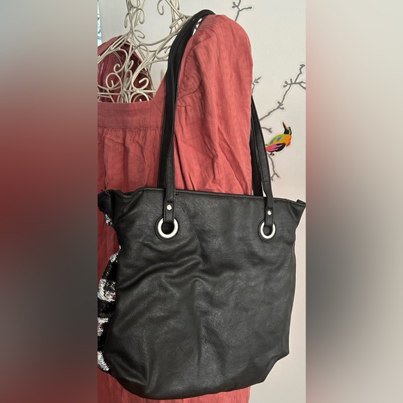 Candie‘s Sequin Sparkling Striped Faux Leather Tote Bag - Picture 10 of 11